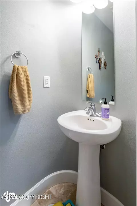Bath - 9134 Eagle River Ln, Eagle River, AK 99577 photo 7 of 9