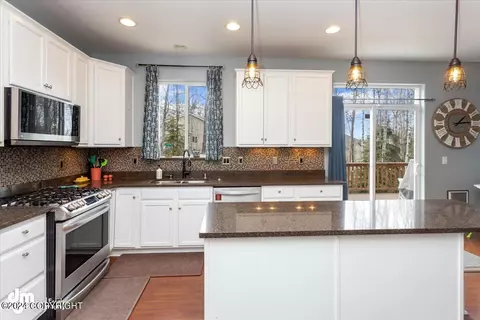 Kitchen - 9134 Eagle River Ln, Eagle River, AK 99577 photo 4 of 7