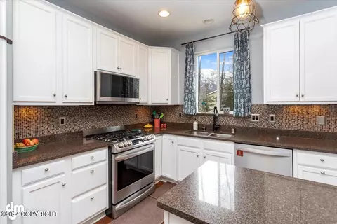 Kitchen - 9134 Eagle River Ln, Eagle River, AK 99577 photo 7 of 7