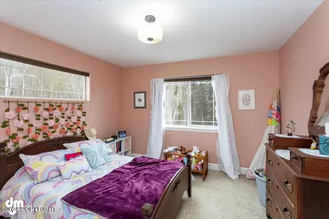 Bedroom - 9134 Eagle River Ln, Eagle River, AK 99577 photo 6 of 10