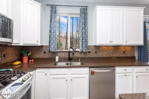 Kitchen - 9134 Eagle River Ln, Eagle River, AK 99577 photo 5 of 7
