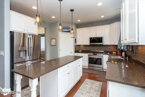 Kitchen - 9134 Eagle River Ln, Eagle River, AK 99577 photo 2 of 7