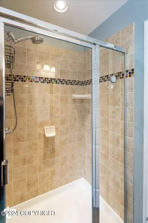 Bath - 9134 Eagle River Ln, Eagle River, AK 99577 photo 5 of 9