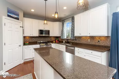 Kitchen - 9134 Eagle River Ln, Eagle River, AK 99577 photo 3 of 7