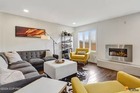 Living - 4123 Hampton Dr # 9B, Anchorage, AK 99504 photo 3 of 6