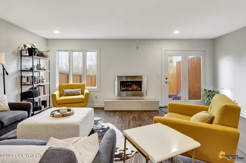 Living - 4123 Hampton Dr # 9B, Anchorage, AK 99504 photo 4 of 6
