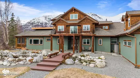 13442 E Floyds Ln, Palmer, AK 99645