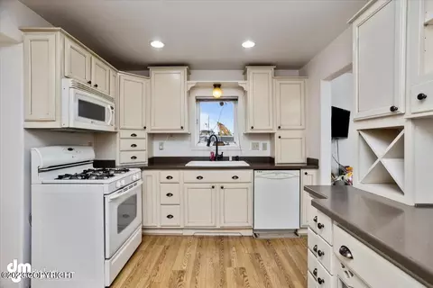 Kitchen - 3201 E Fairview Loop, Wasilla, AK 99654 photo 2 of 7