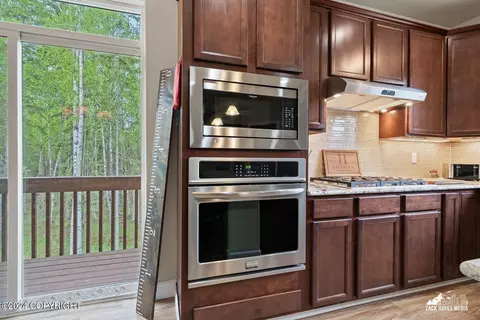 Kitchen - 13568 Charmley Cir, Eagle River, AK 99577 photo 4 of 12