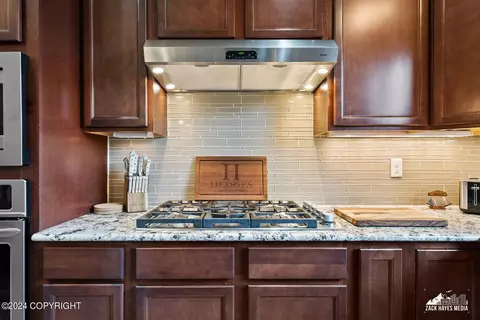 Kitchen - 13568 Charmley Cir, Eagle River, AK 99577 photo 7 of 12