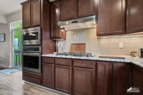 Kitchen - 13568 Charmley Cir, Eagle River, AK 99577 photo 8 of 12
