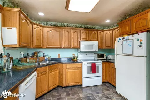 Kitchen - 22557 Willow Fishhook Rd, Willow, AK 99688 photo 1 of 2