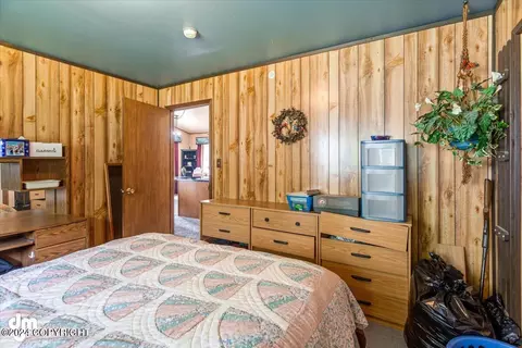 Bedroom - 22557 Willow Fishhook Rd, Willow, AK 99688 photo 2 of 4