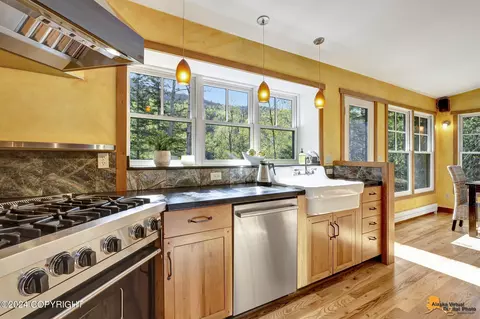 Kitchen - 14439 Fire Lake Dr, Eagle River, AK 99577 photo 4 of 5
