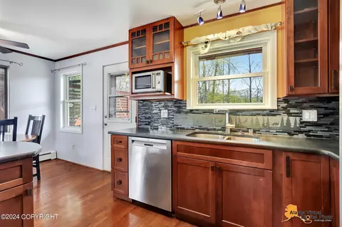 Kitchen - 4001 James Dr, Anchorage, AK 99504 photo 5 of 6
