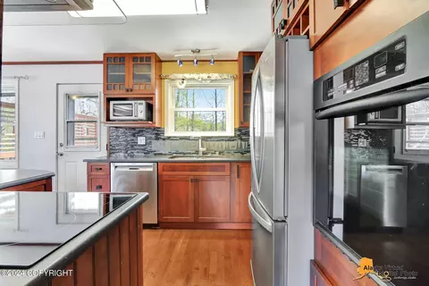 Kitchen - 4001 James Dr, Anchorage, AK 99504 photo 4 of 6