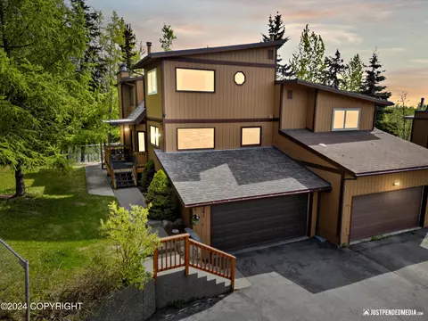 361 Villa Cir, Anchorage, AK 99504