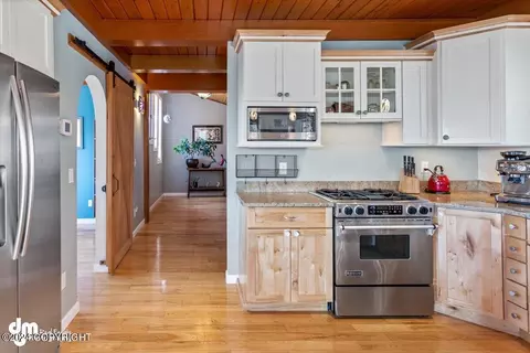 Entry Way - 18816 Roads End Cir, Eagle River, AK 99577 photo 4 of 8