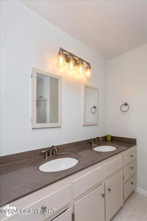 Bath - 14715 Terrace Ln, Eagle River, AK 99577 photo 4 of 11
