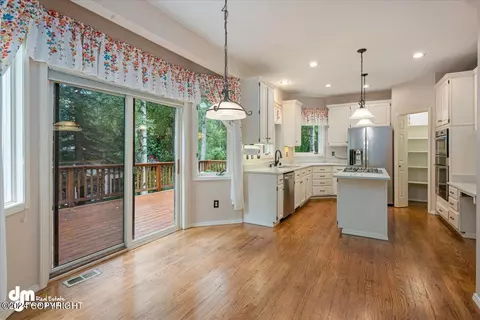 Kitchen - 4822 Hunter Dr, Anchorage, AK 99502 photo 4 of 8