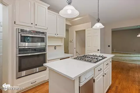 Kitchen - 4822 Hunter Dr, Anchorage, AK 99502 photo 5 of 8