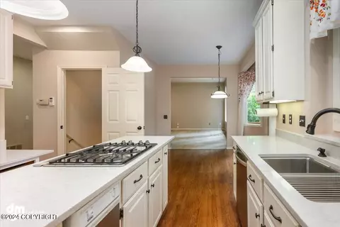 Kitchen - 4822 Hunter Dr, Anchorage, AK 99502 photo 6 of 8