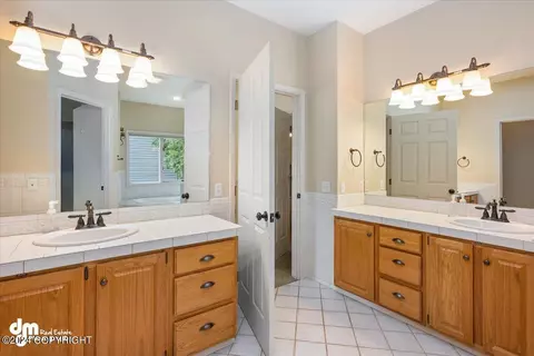 Bath - 4822 Hunter Dr, Anchorage, AK 99502 photo 4 of 10