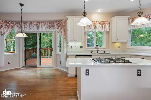 Kitchen - 4822 Hunter Dr, Anchorage, AK 99502 photo 2 of 8
