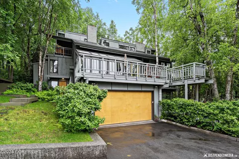 1530 Crescent Dr, Anchorage, AK 99508