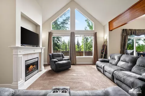 Living - 16188 Rosenburg Cir, Eagle River, AK 99577 photo 2 of 4