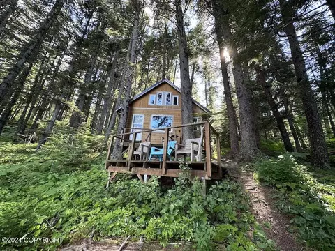 704 Beach Rd, Haines, AK 99827