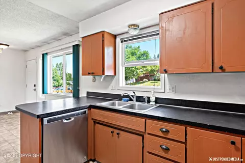 Kitchen - 504 Fredricks Dr, Anchorage, AK 99504 photo 2 of 3