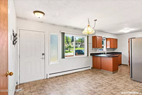 Entry Way - 504 Fredricks Dr, Anchorage, AK 99504 photo 1 of 3