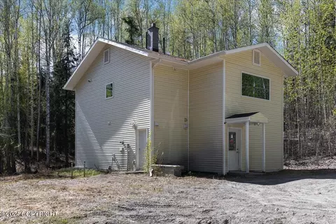 690 Eastview Dr, Fairbanks, AK 99712