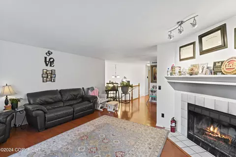 8566 Cross Pointe Loop, Anchorage, AK 99504