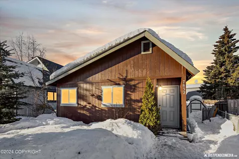 7832 Moose Run Cir, Anchorage, AK 99507