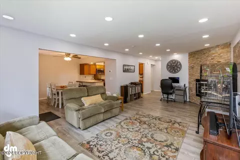 7856 Linda Ln, Anchorage, AK 99518