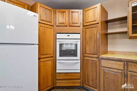 Kitchen - 7141 E 34th Ave, Anchorage, AK 99504 photo 4 of 7