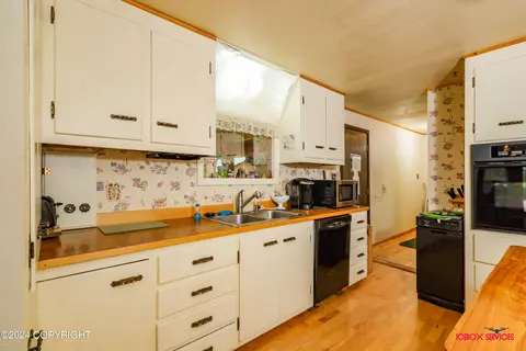 Kitchen - 9239 E Devonshire Dr, Trapper Creek, AK 99683 photo 2 of 4