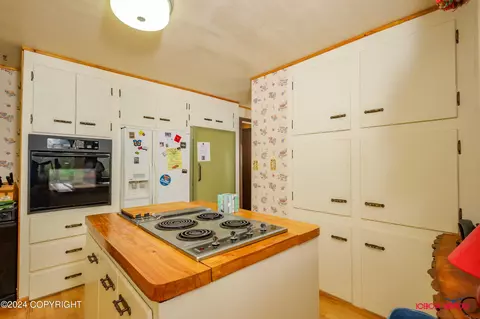 Kitchen - 9239 E Devonshire Dr, Trapper Creek, AK 99683 photo 3 of 4