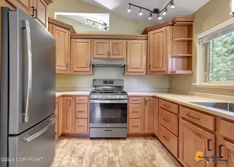 Kitchen - 21720 Rankin Rd, Chugiak, AK 99567 photo 2 of 5