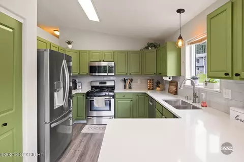 Kitchen - 19115 Trail Bay Dr, Eagle River, AK 99577 photo 2 of 5