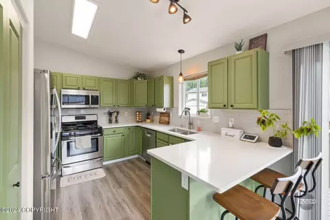 Kitchen - 19115 Trail Bay Dr, Eagle River, AK 99577 photo 3 of 5