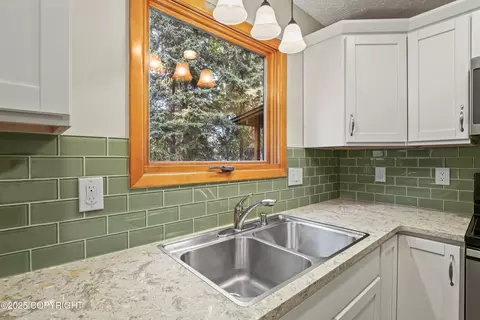 Kitchen - 13331 Windrush Cir, Anchorage, AK 99516 photo 4 of 5