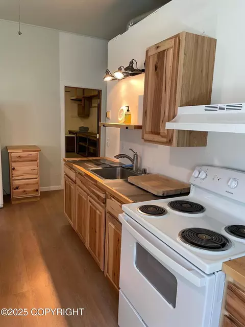 Kitchen - 7700 E 32nd Ave, Anchorage, AK 99504 photo 9 of 10