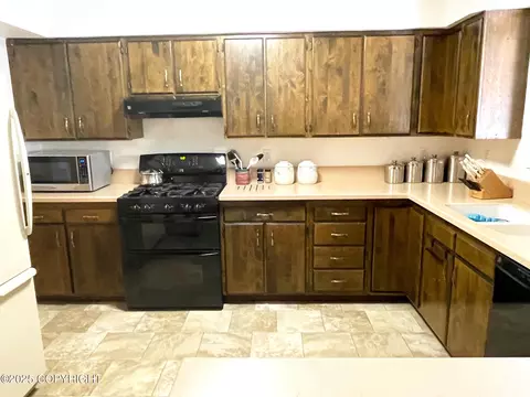 Kitchen - 7700 E 32nd Ave, Anchorage, AK 99504 photo 2 of 10
