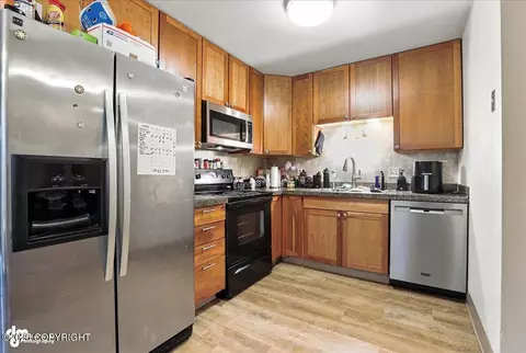 Kitchen - 5439 E 4th Ave, Anchorage, AK 99508 photo 4 of 6