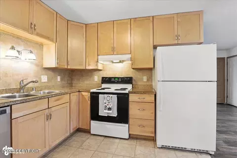 Kitchen - 5439 E 4th Ave, Anchorage, AK 99508 photo 2 of 6
