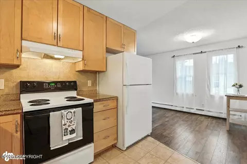 Kitchen - 5439 E 4th Ave, Anchorage, AK 99508 photo 3 of 6