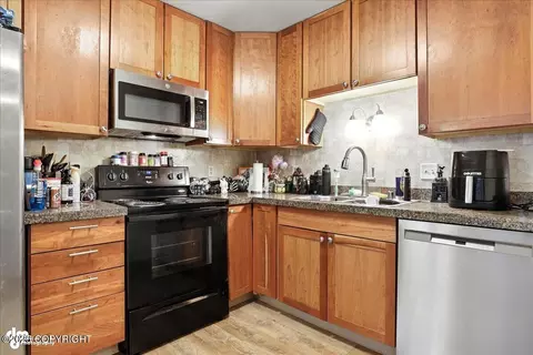 Kitchen - 5439 E 4th Ave, Anchorage, AK 99508 photo 5 of 6